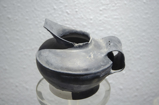 良渚文化黑皮陶壶