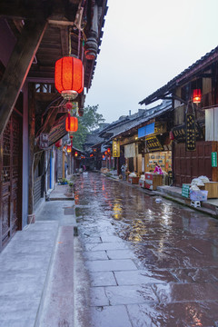 柳江古镇古街雨后的石板路