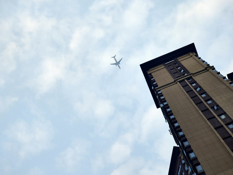 摩天大楼和天空中的飞机