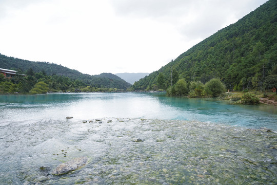 蓝色湖水