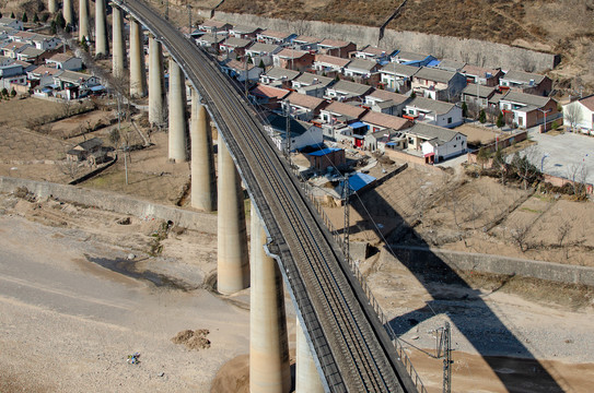 甘肃天水铁路火车道山峰村庄