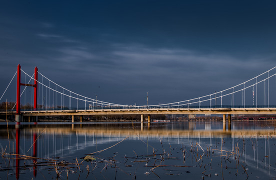 山东郓城蓝天下的大桥
