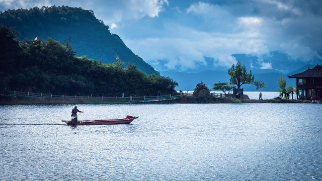 泸沽湖上的渔民