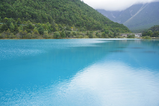 蓝色湖