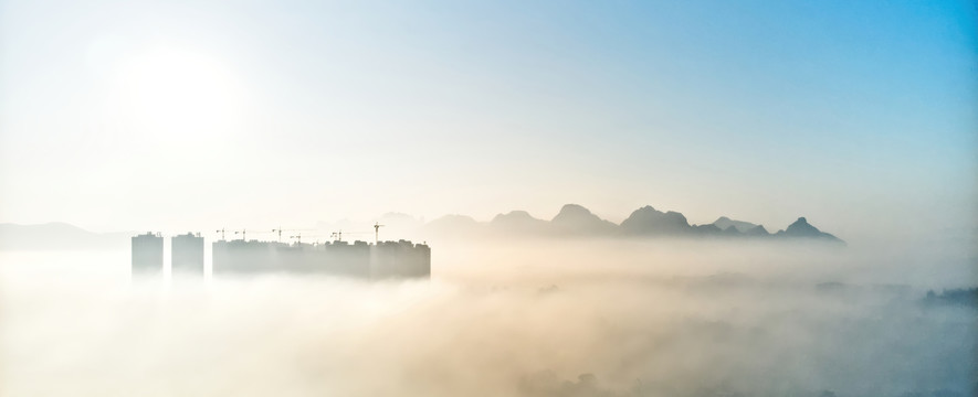 容州上空的平流云