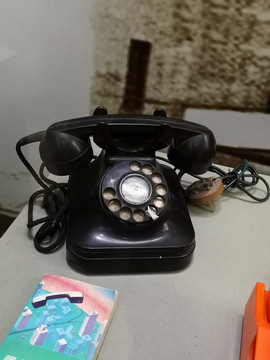 老物件拨号电话机