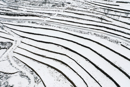 山乡梯田雪景