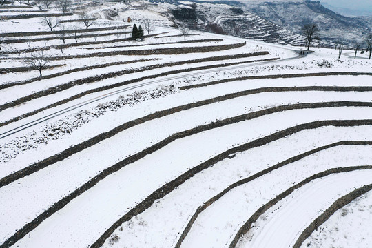 山乡梯田雪景