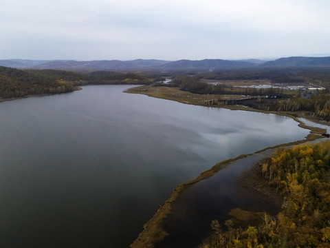 无人机航拍秋季达尔滨湖