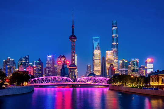 中国上海浦东建筑群夜景风光