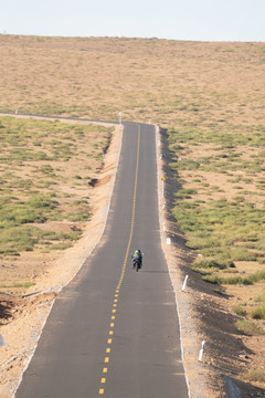 草原上的公路