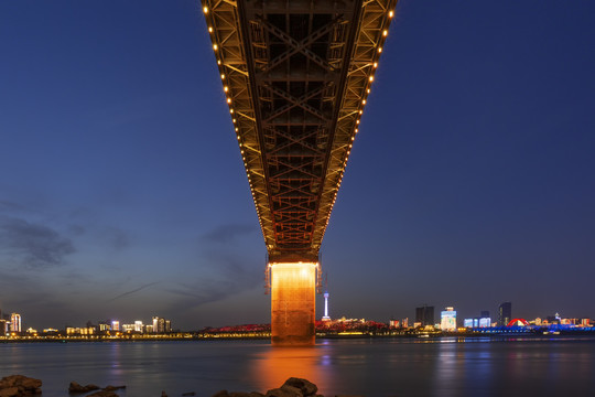 武汉长江大桥仰视横