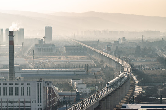 火车穿过甘肃天水城市