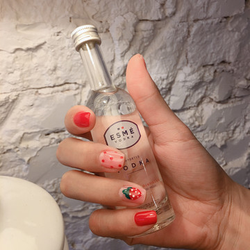 波点草莓美甲