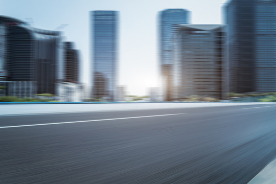 高速公路天际线和模糊的背景