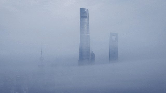 上海中心雾天风光