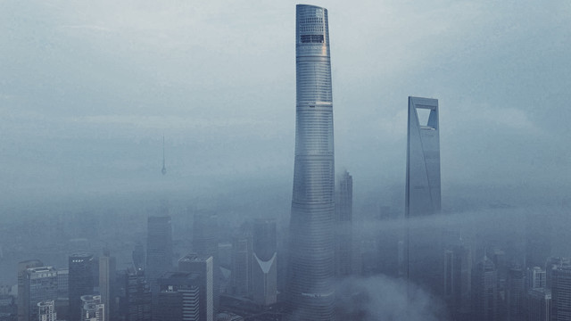 上海中心雾天风光