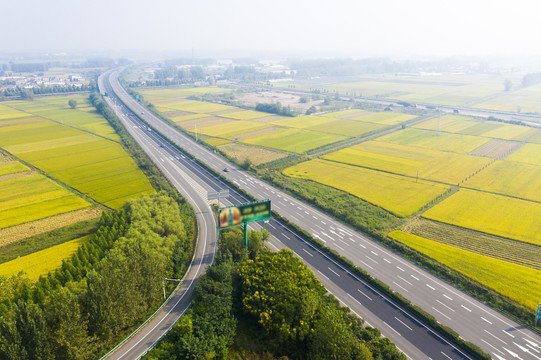 航拍高速公路田野