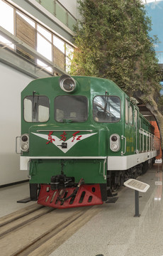 青岛制造米轨21型内燃机车