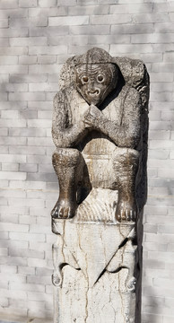 坐猴子拴马桩石柱