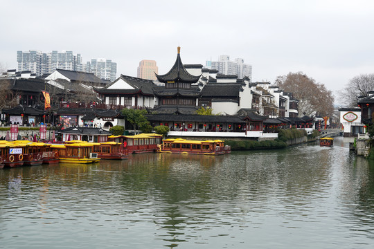 南京秦淮河边的古建筑和游船
