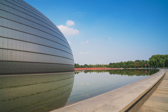 首都北京大剧院建筑外观和倒影