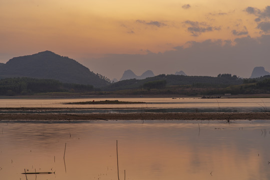 暖调山水风景