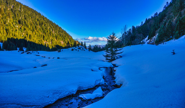 山区雪景