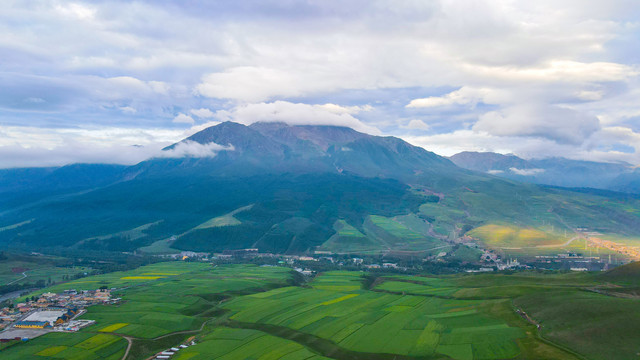 七彩山峦