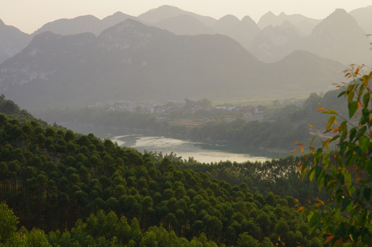 森林河流村庄远山