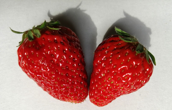 草莓两颗
