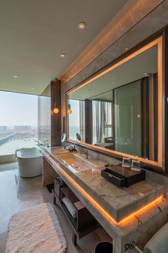 现代化豪华酒店室内浴室