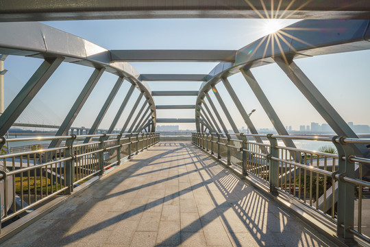 城市天桥钢筋结构和黄昏阳光