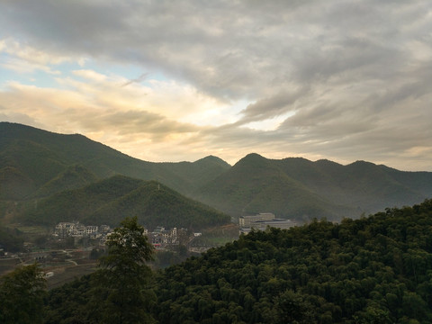 雨后山林