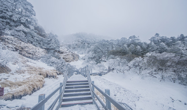 轿子雪山雪景