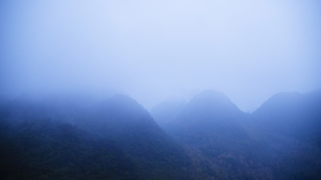 清晨远山雾气