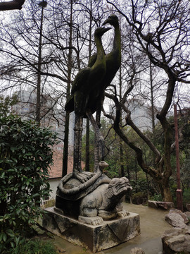 龟蛇锁江铜像