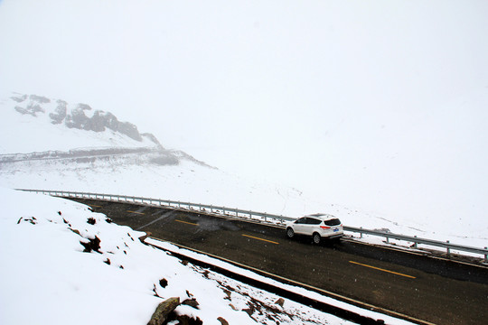 新疆独库公路雪山