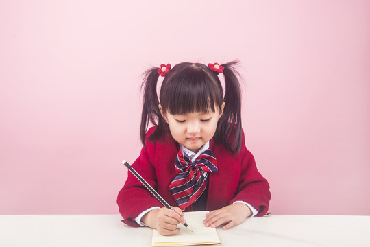 认真学习的小学生