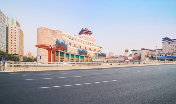 北京火车站西站和宽阔的柏油马路