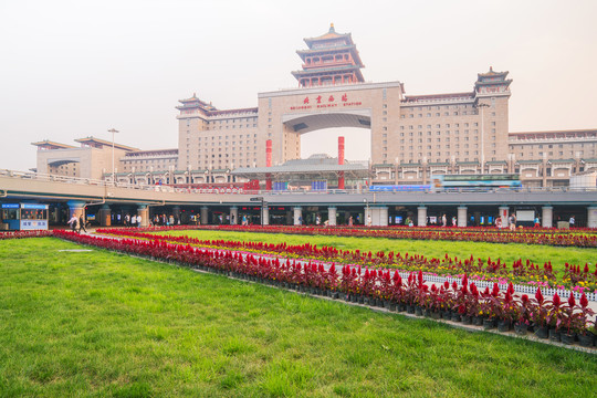 北京火车站西站建筑和公园美景