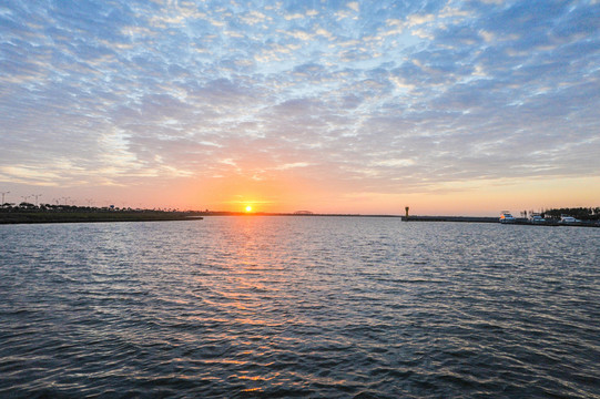 青海湖夕阳日出