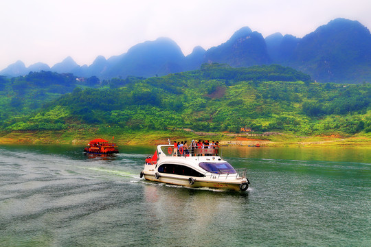 湖水游船群峰