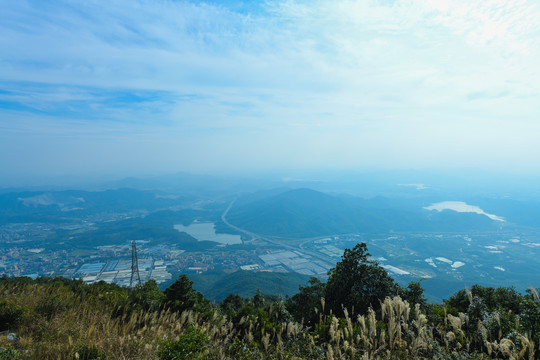 银屏山上眺望山下的风景