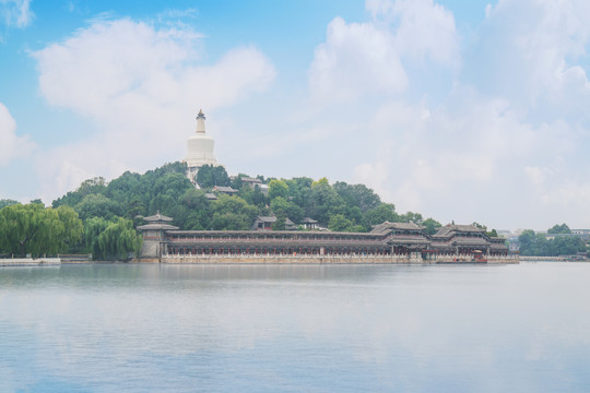 北京北海公园旅游风光和白塔