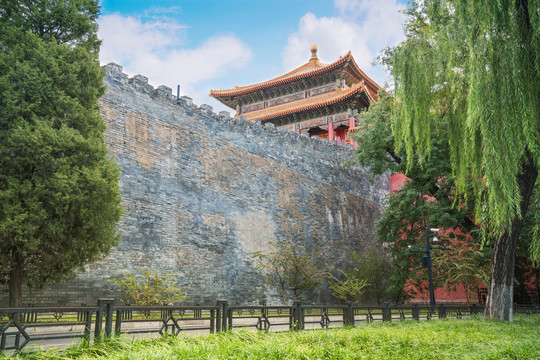 北京故宫的城墙角楼和园林绿化