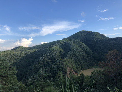 蓝天与山林