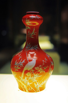 清代雍正珊瑚红地珐琅彩花鸟纹瓶