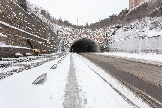 雪后隧道口
