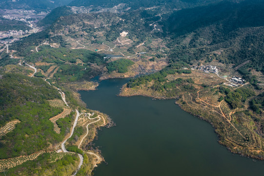 航拍乡村小镇湖泊和田园风光